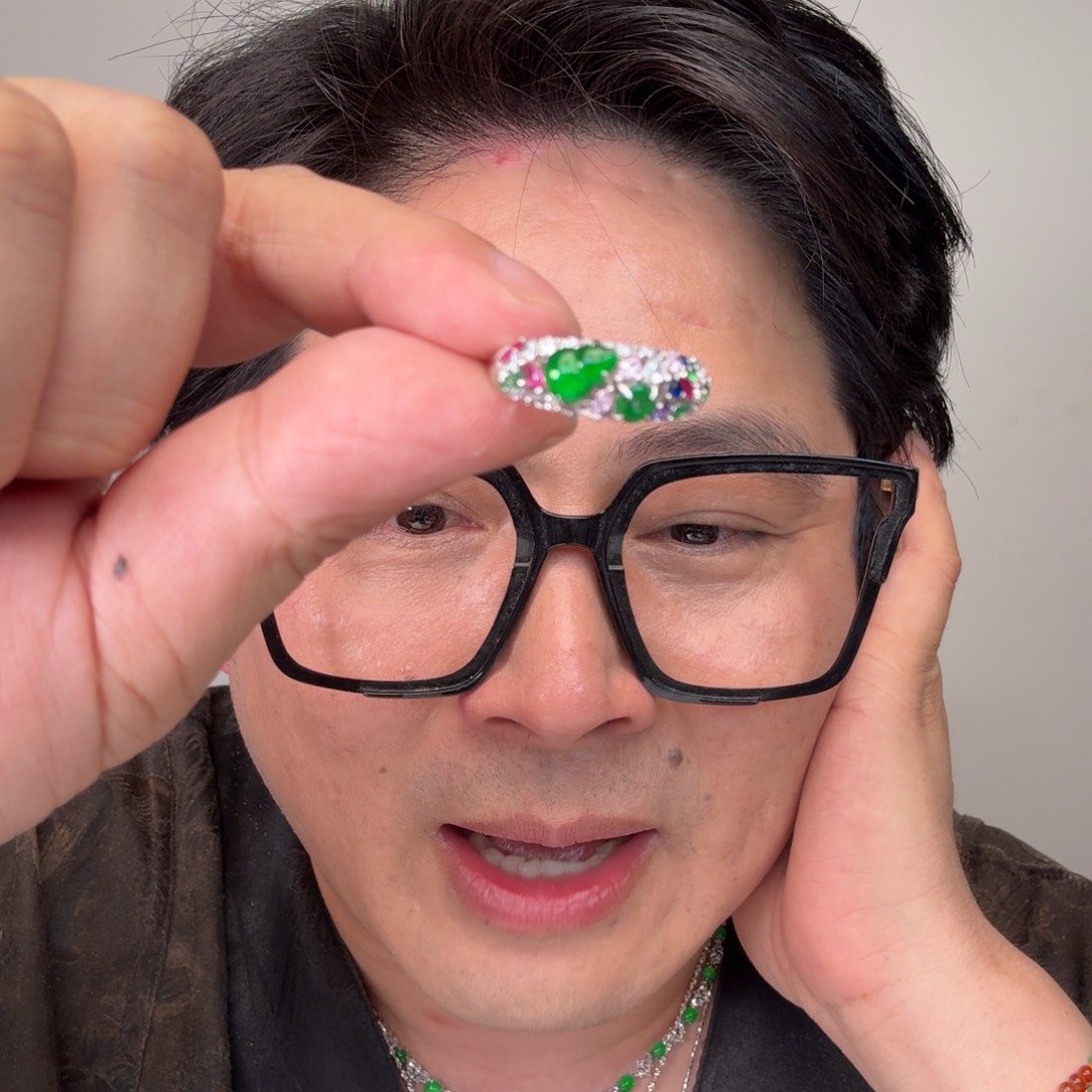 翡翠未镶嵌颈饰一件