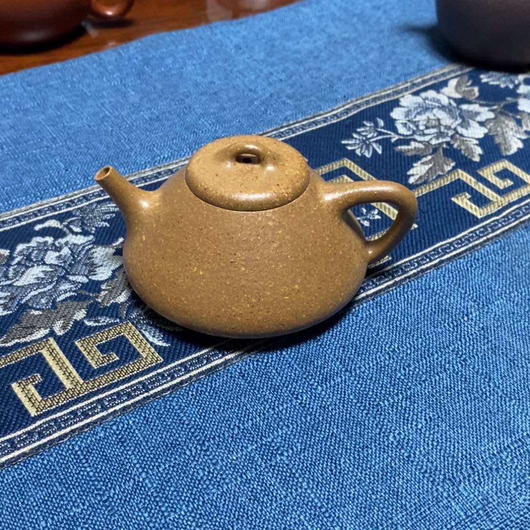 茶壶紫砂粗砂黄金段子冶。  