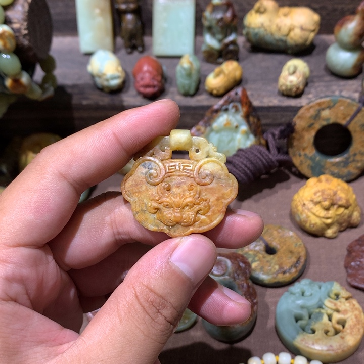 未镶嵌岫岩河磨玉（透闪石质玉）把件