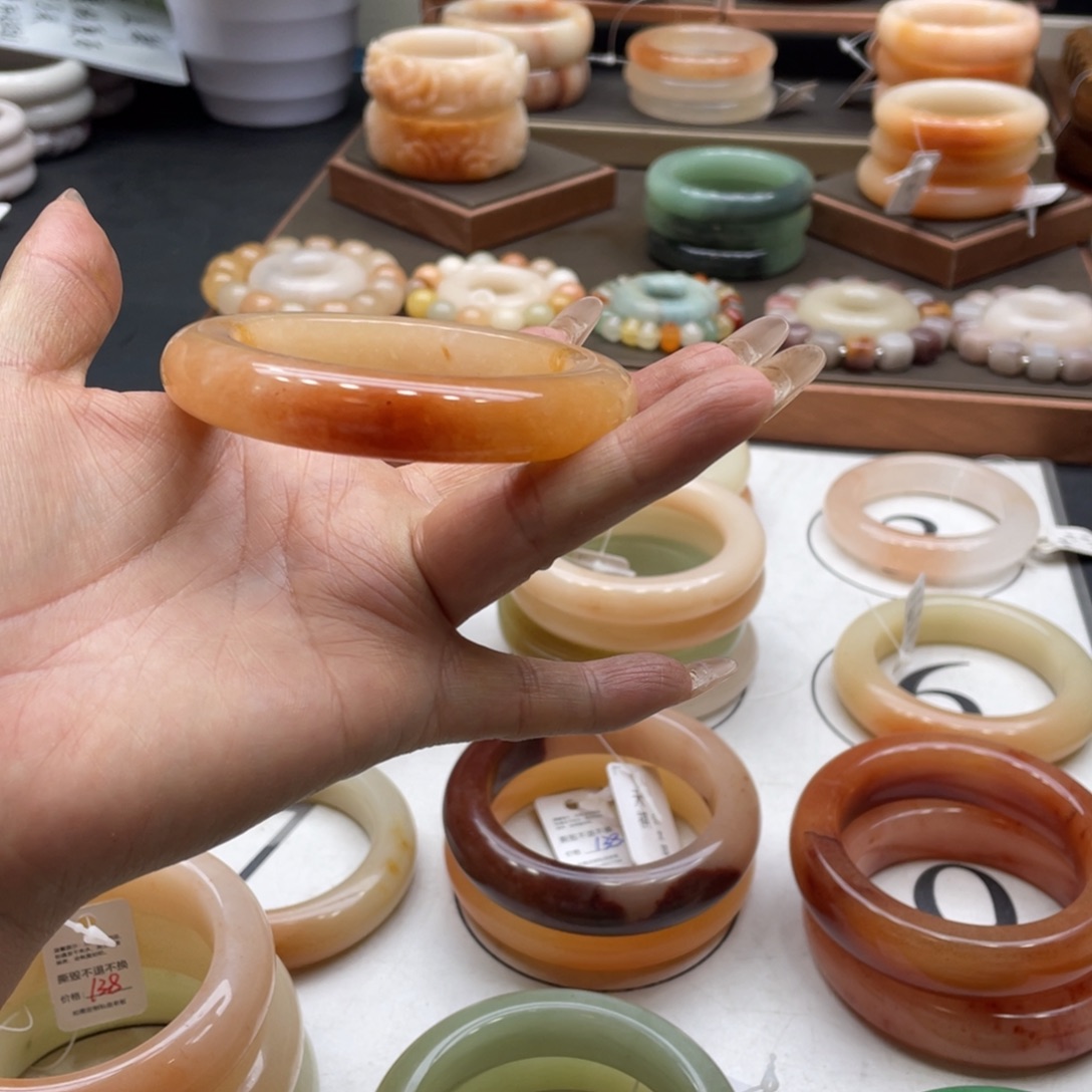 海***姐石英岩玉未镶嵌手镯