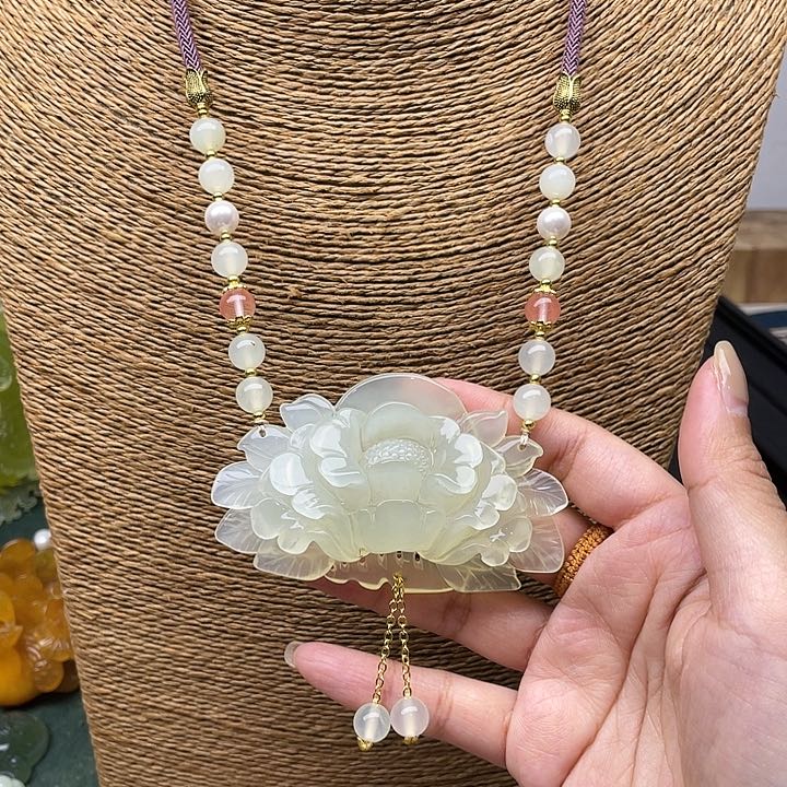 蛇纹石玉吊坠合金