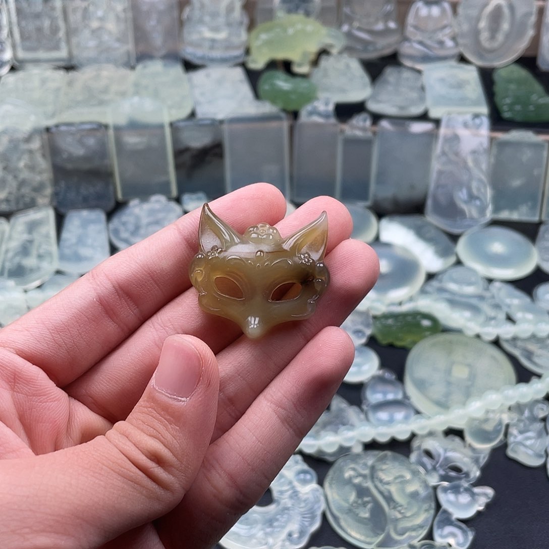 岫玉未镶嵌颈饰狐狸面具