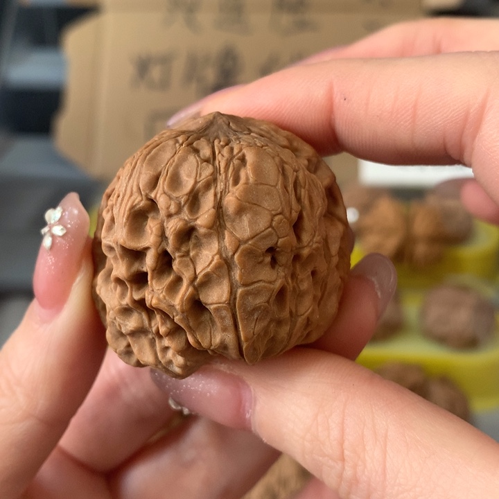 ****文玩核桃吊坠异形单只，有瑕疵