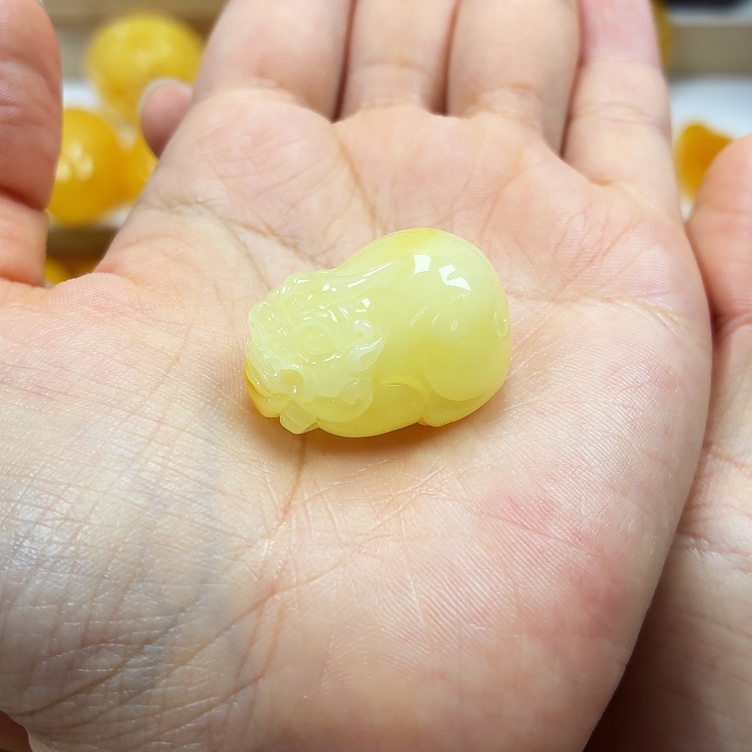 蜜蜡未镶嵌颈饰焦皮妖花貔貅