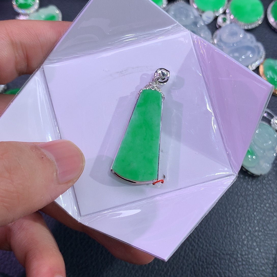 翡翠吊坠(赠链)18K金镶嵌