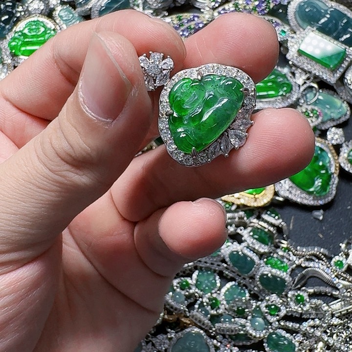 翡翠颈饰未镶嵌天然A货翡翠放漏