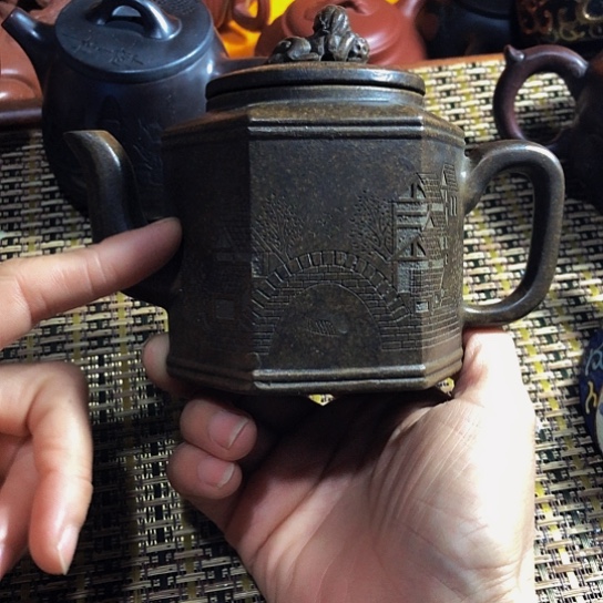 紫砂茶壶原矿泥料手工制作的紫砂壶。