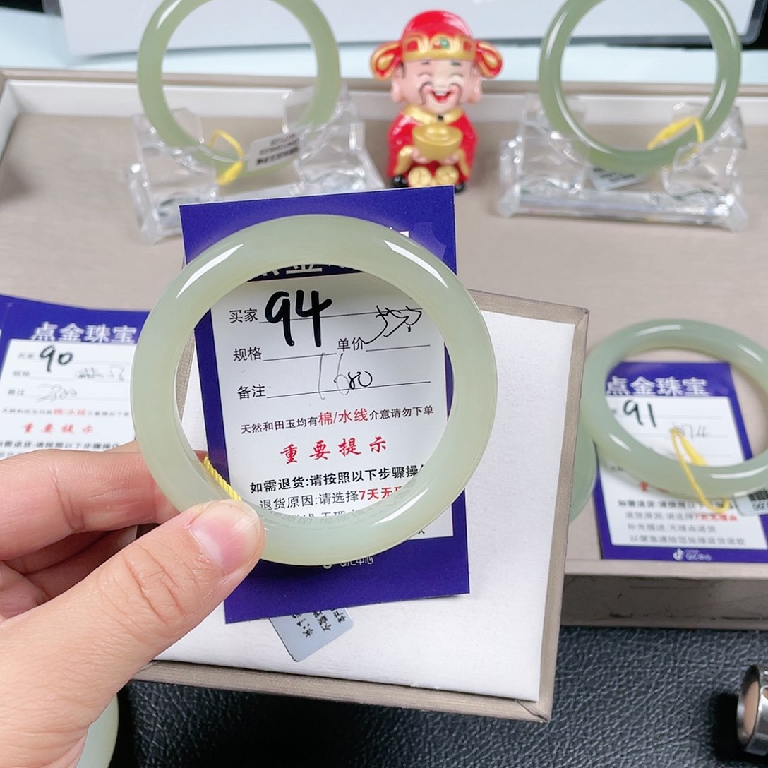 和田玉手镯未镶嵌