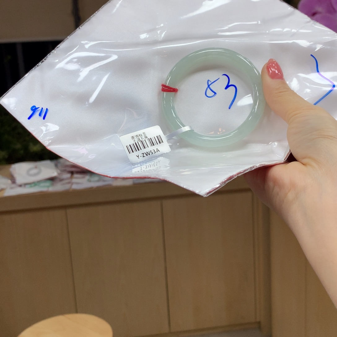 翡翠手镯未镶嵌不退不换