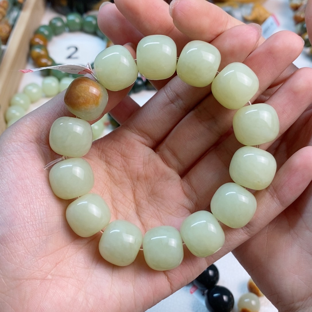 透闪石质玉手串未镶嵌