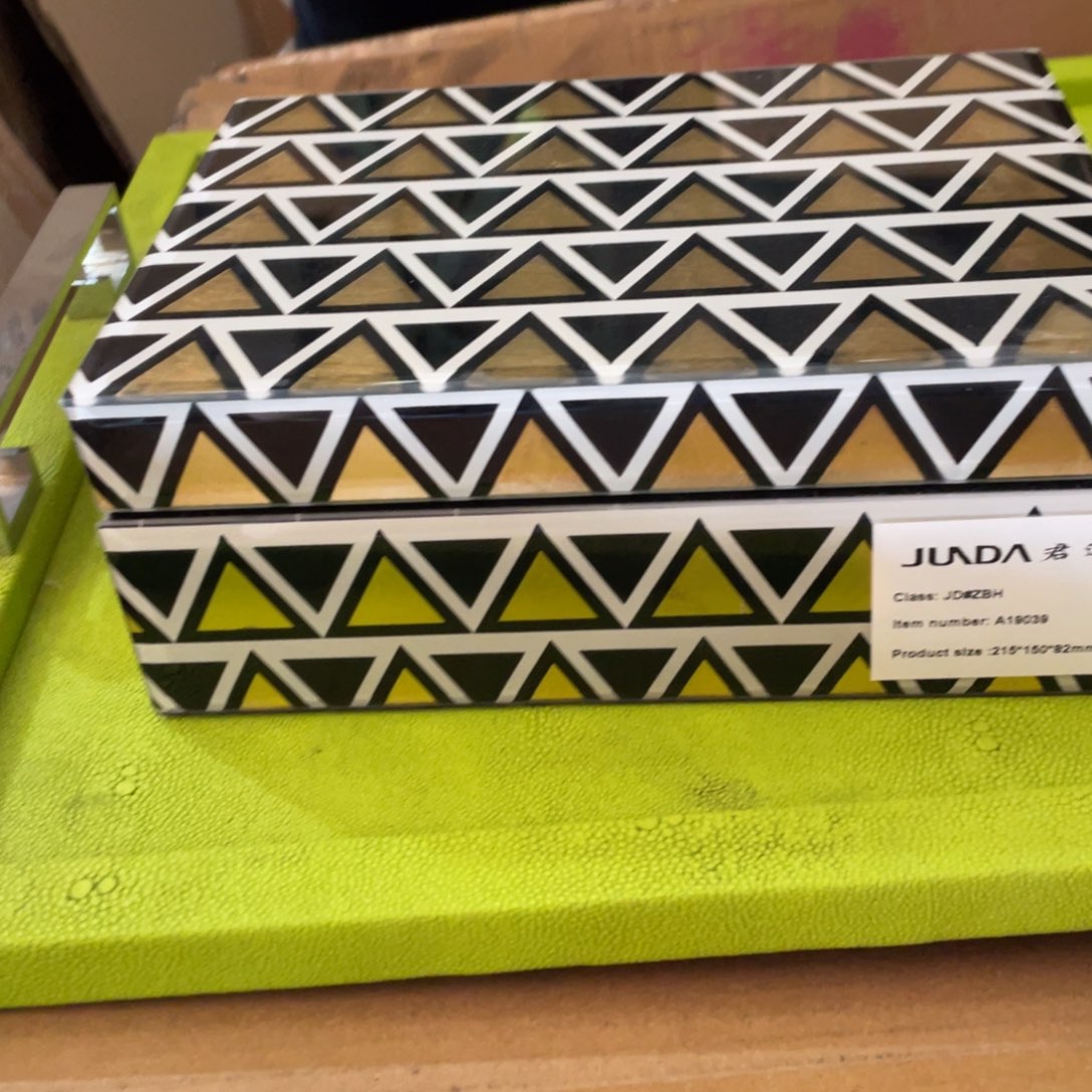 R****镜陶瓷花瓶，家居摆件。