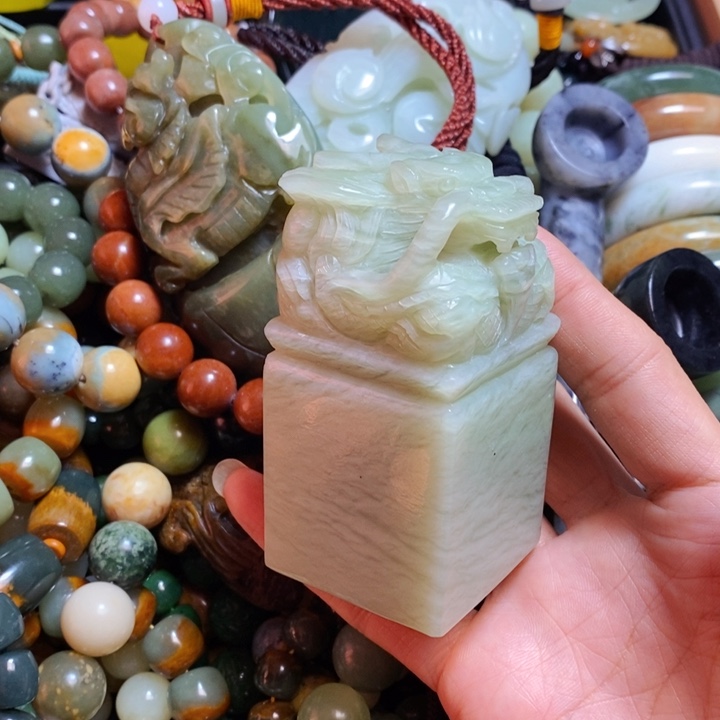 蛇纹石玉颈饰未镶嵌