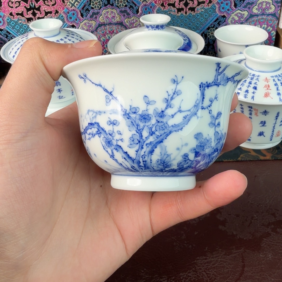 手绘青花花卉图案