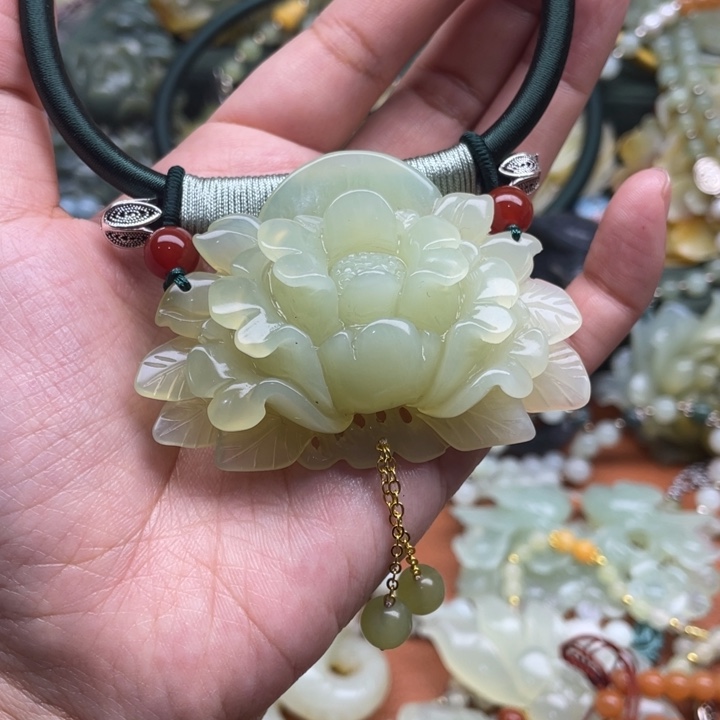 蛇纹石玉吊坠合金