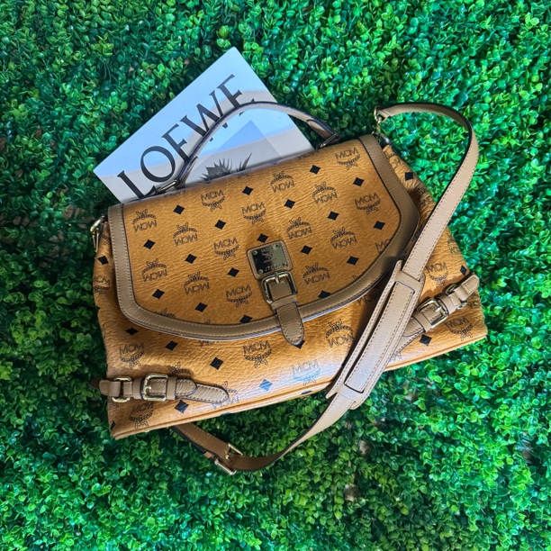 95新 MCM 干邑色铆钉经典印花大号手提单肩斜挎包 