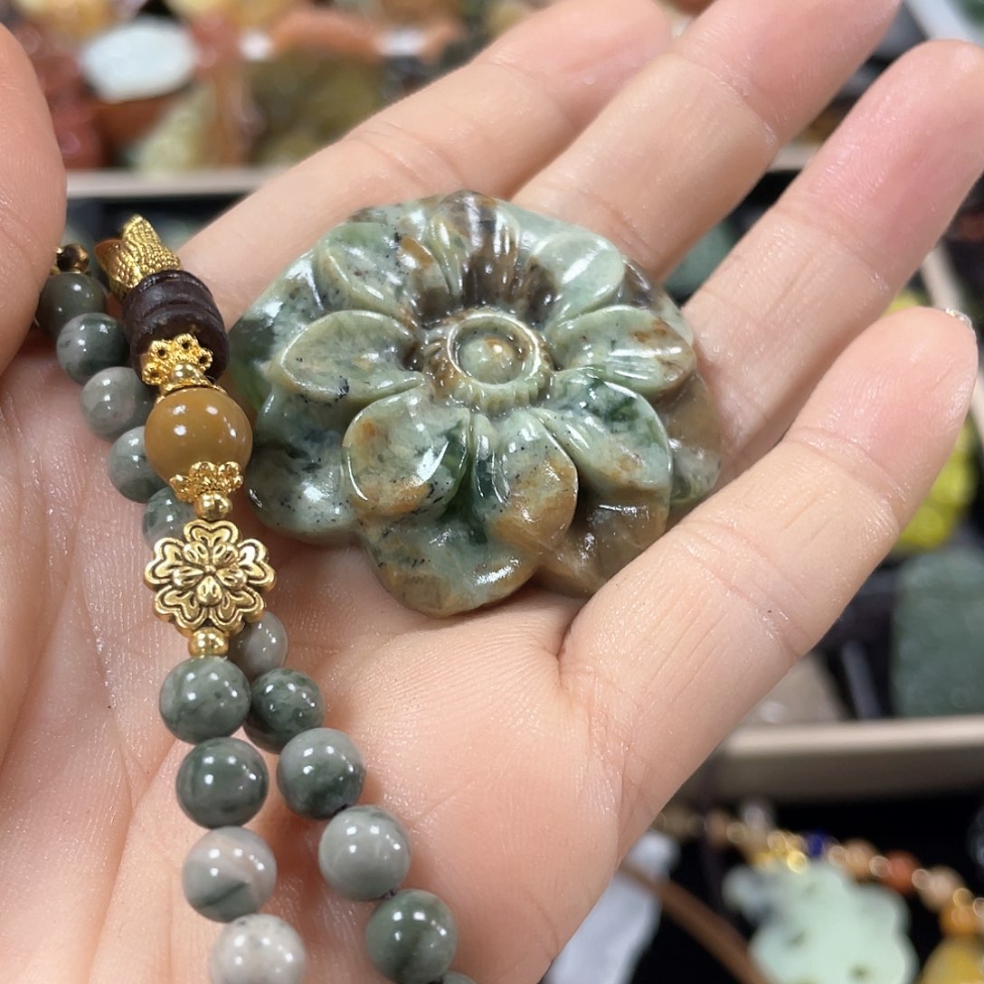 蛇纹石玉颈饰未镶嵌