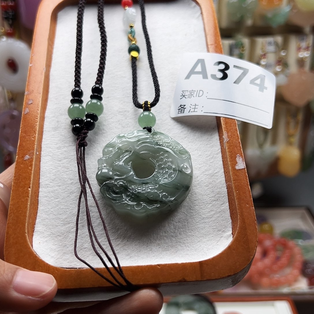 橘****石英质玉合金颈饰