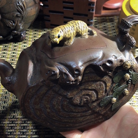 紫砂茶壶原矿泥料手工制作的紫砂壶。