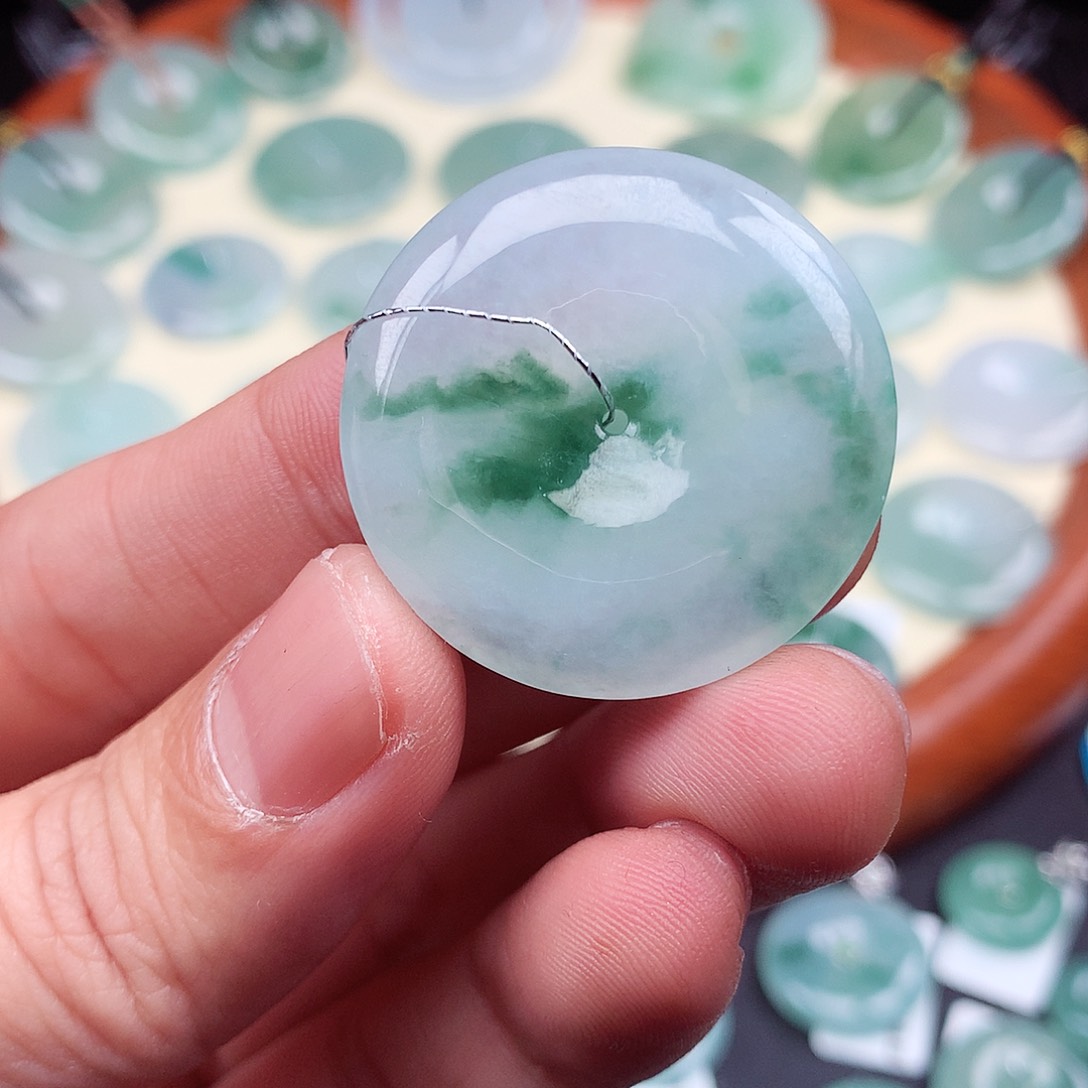 翡翠颈饰未镶嵌平安扣