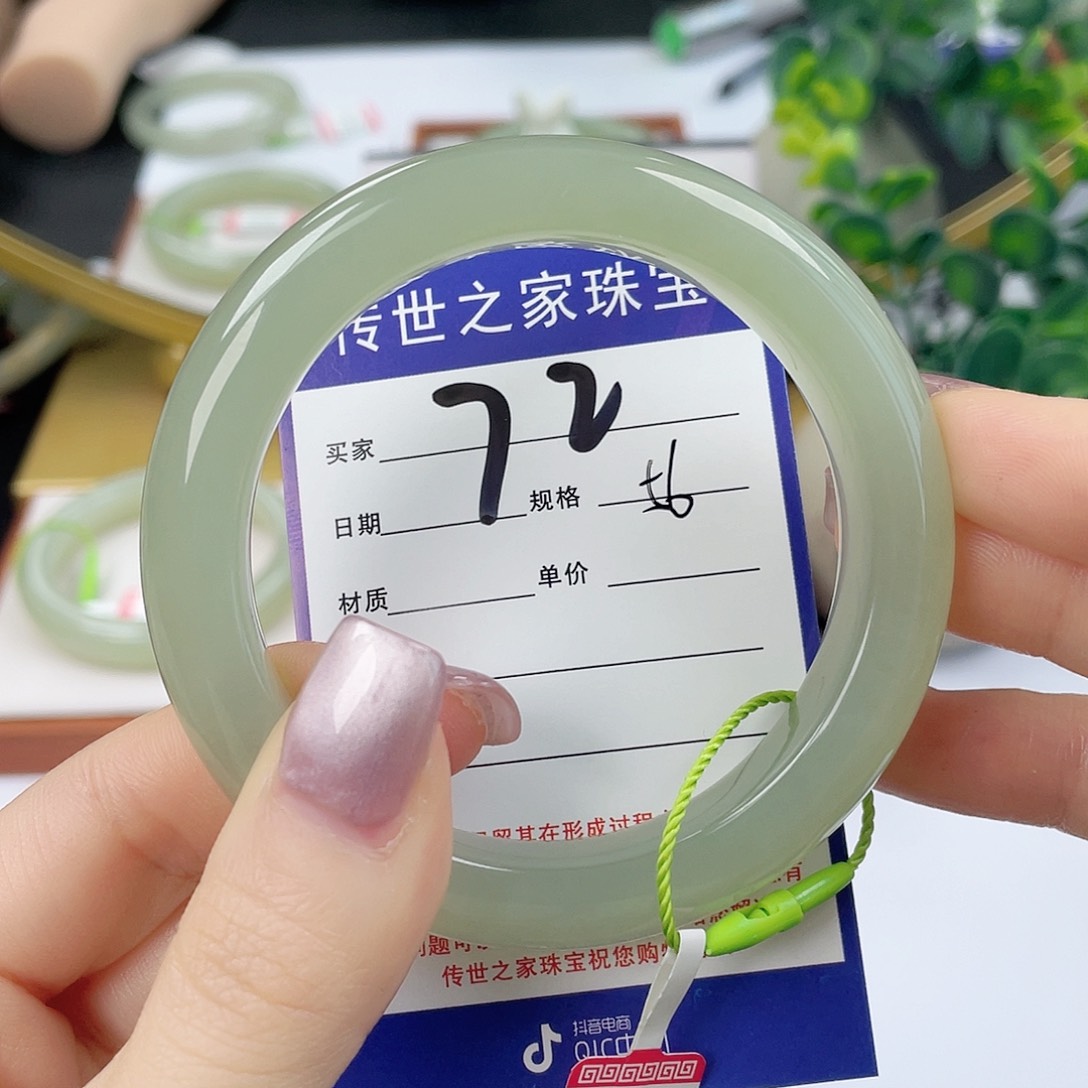 和田玉手镯未镶嵌