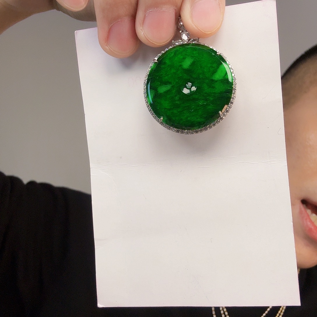 废***人翡翠未镶嵌颈饰一件