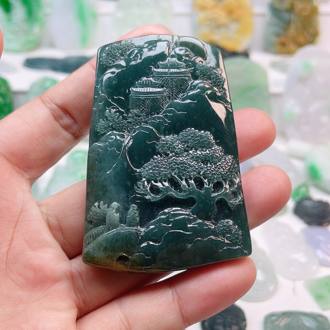 翡翠颈饰未镶嵌山水