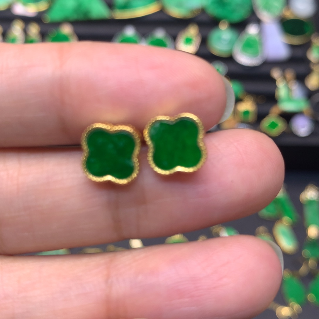 翡翠未镶嵌颈饰有纹