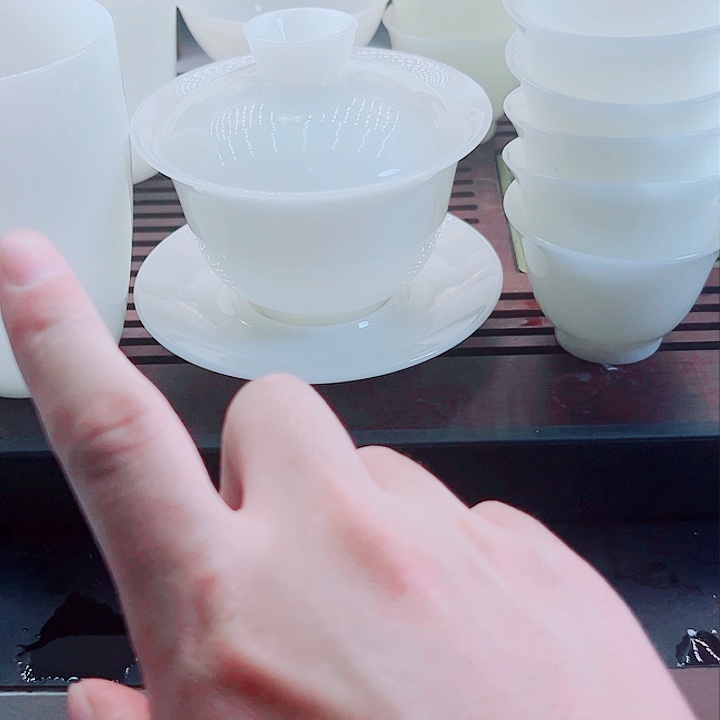 就给你们上两套，你们想要的话你们