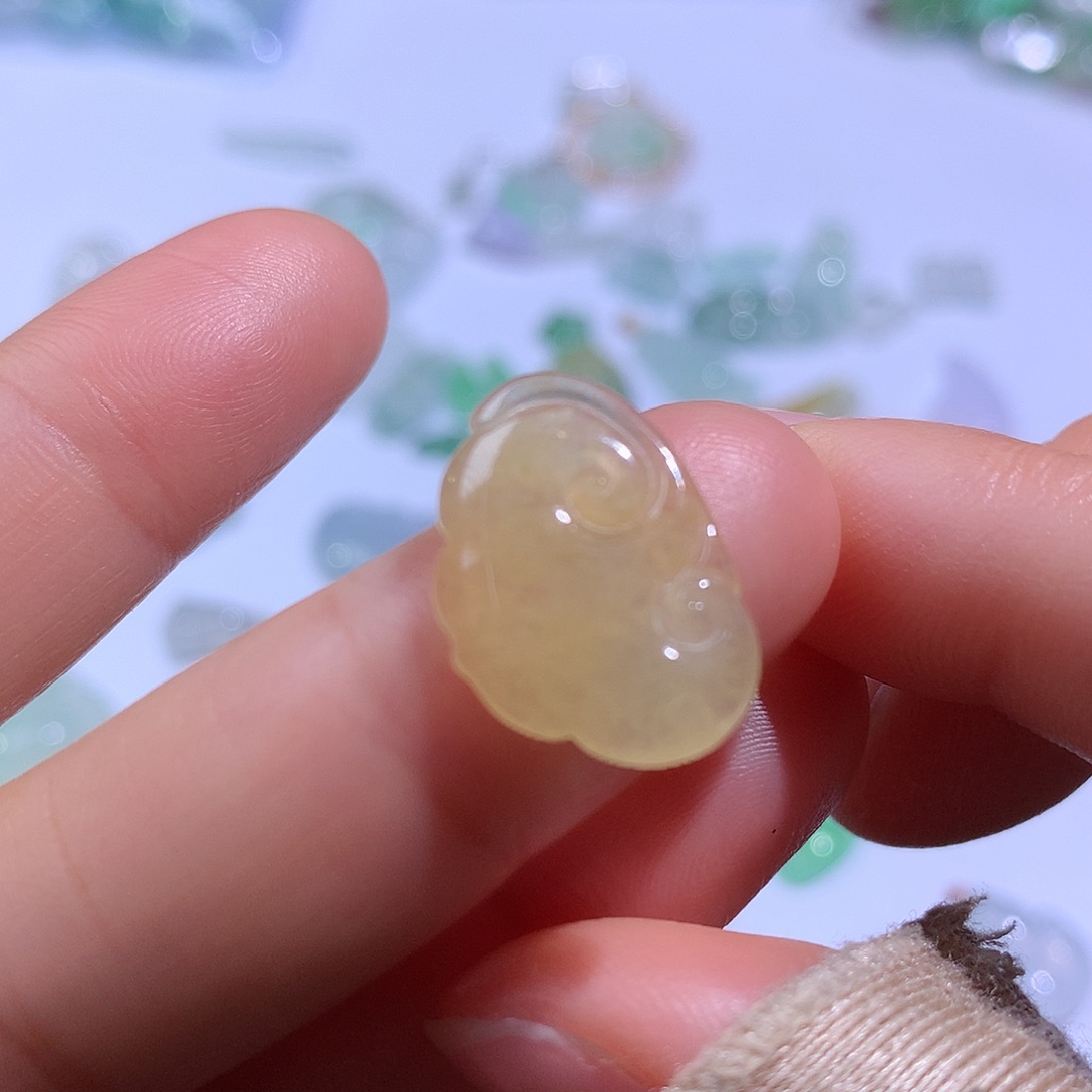 翡翠颈饰未镶嵌如意