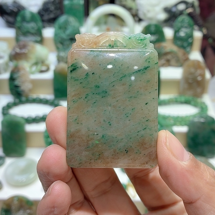 独山玉未镶嵌颈饰四六牌