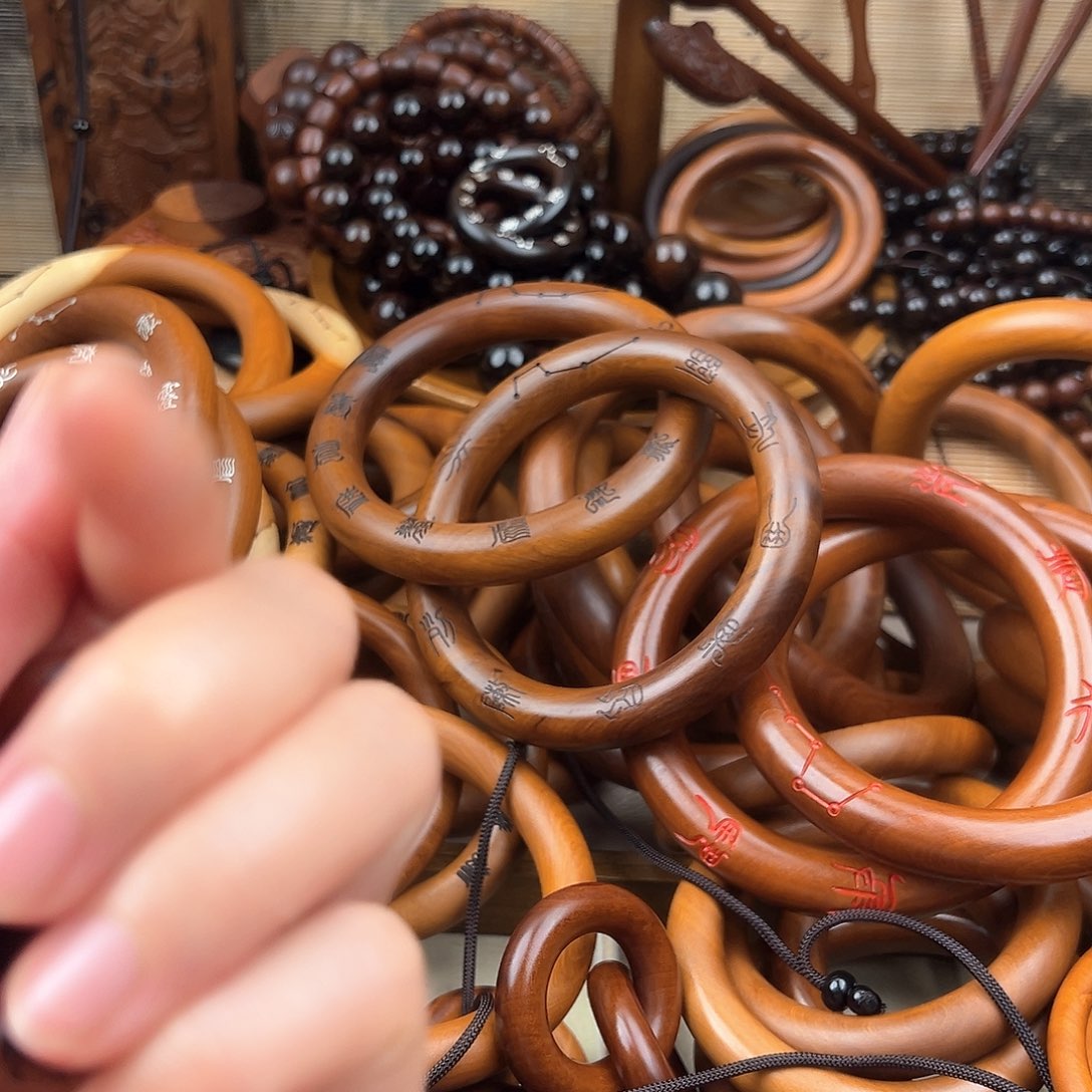 嗨***耶2.0内径枣木老料乾坤圈