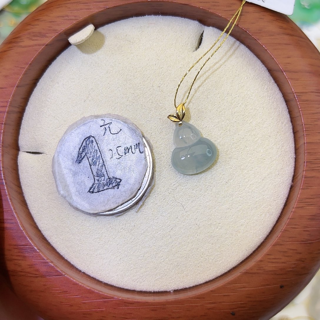 努***仔颈饰18K金镶嵌翡翠葫芦