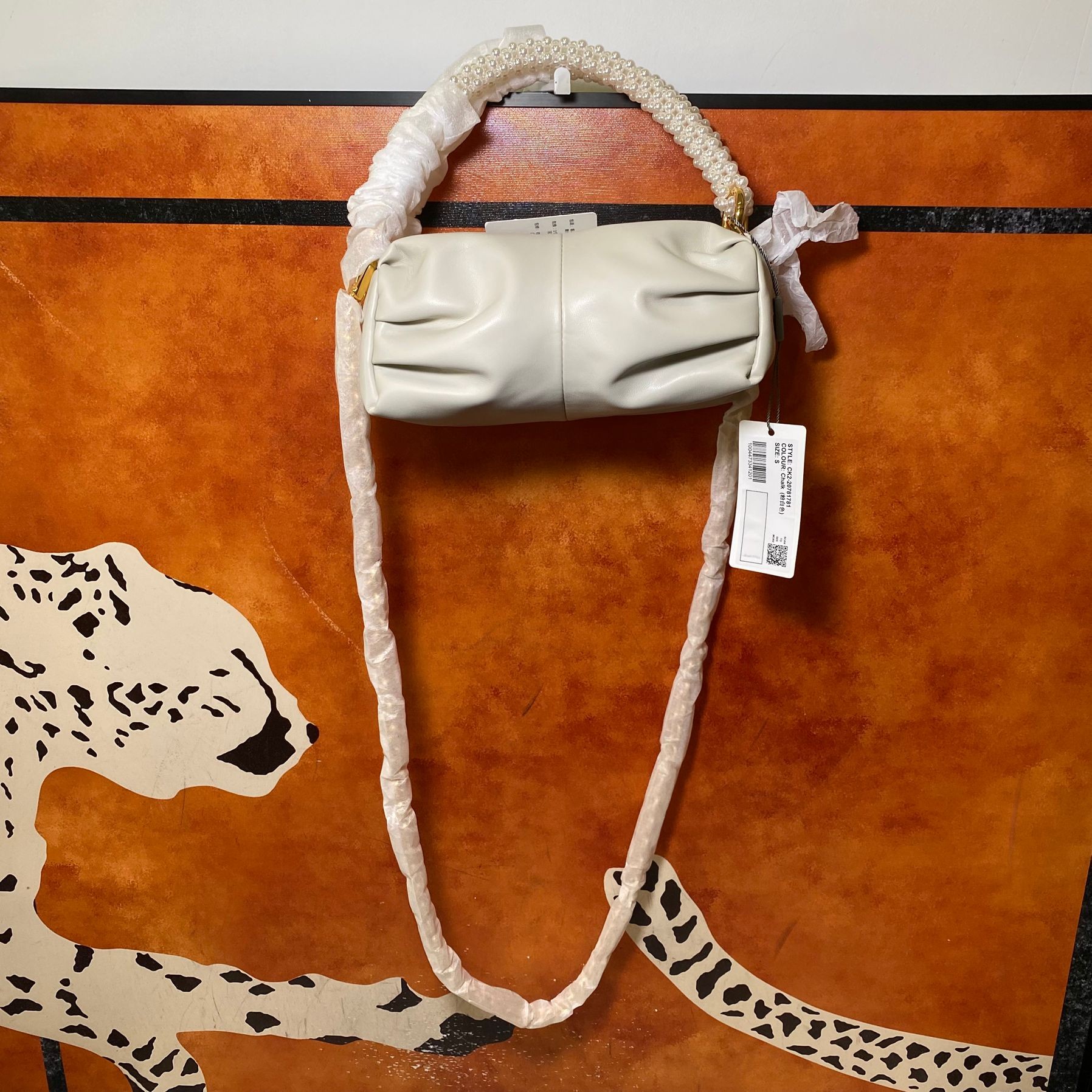 99新 CHARLES & KEITH ck 15981斜挎包