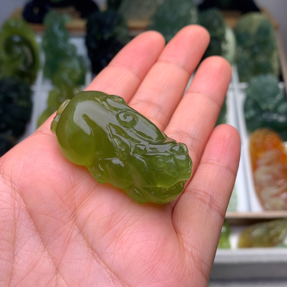 贺***嘿蛇纹石玉未镶嵌挂件貔貅