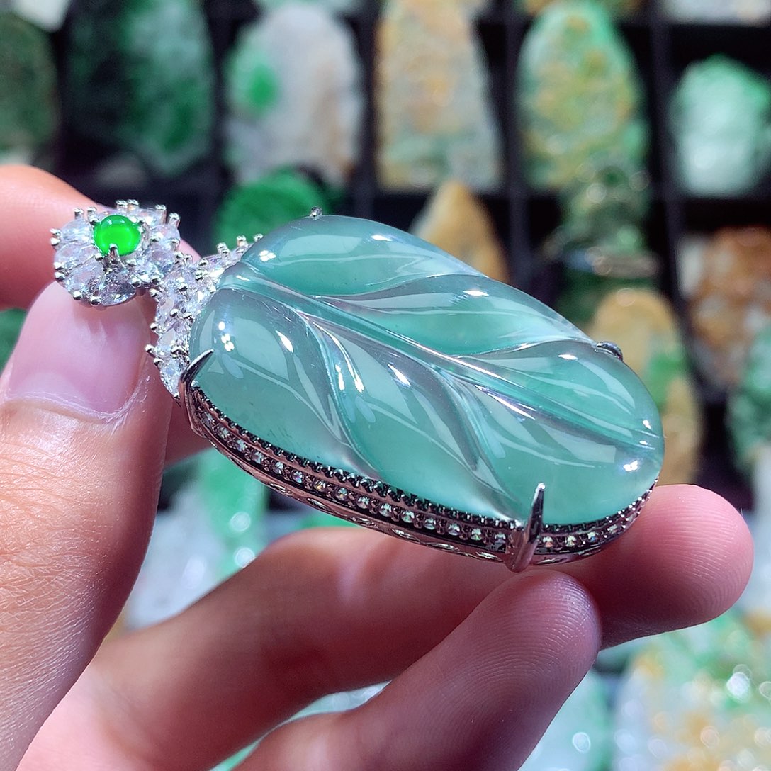 翡翠未镶嵌颈饰挂件