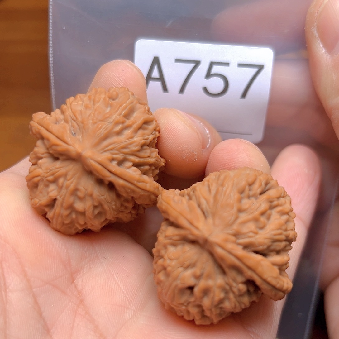 文玩核桃吊坠36➕ 三角白