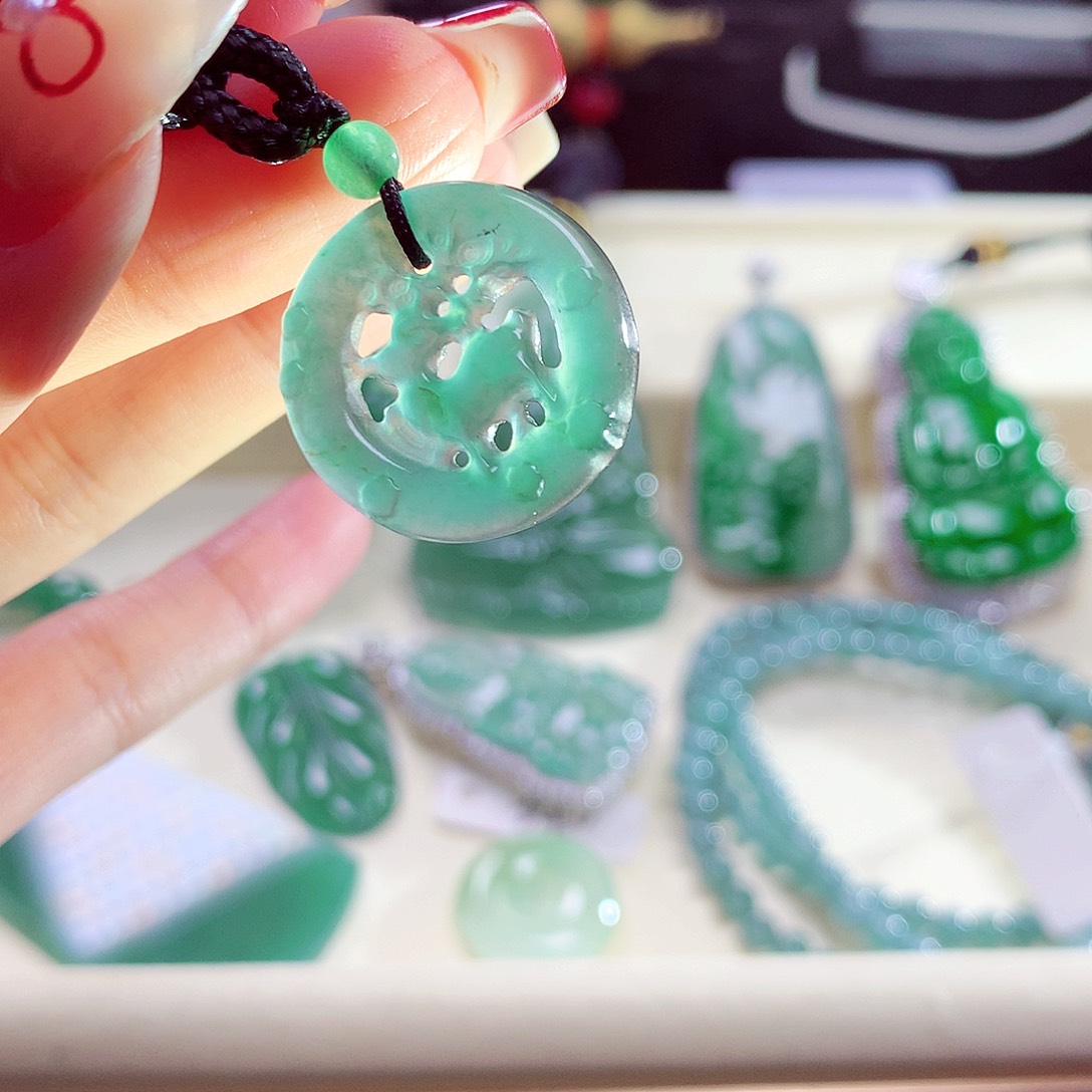 翡翠颈饰未镶嵌天然