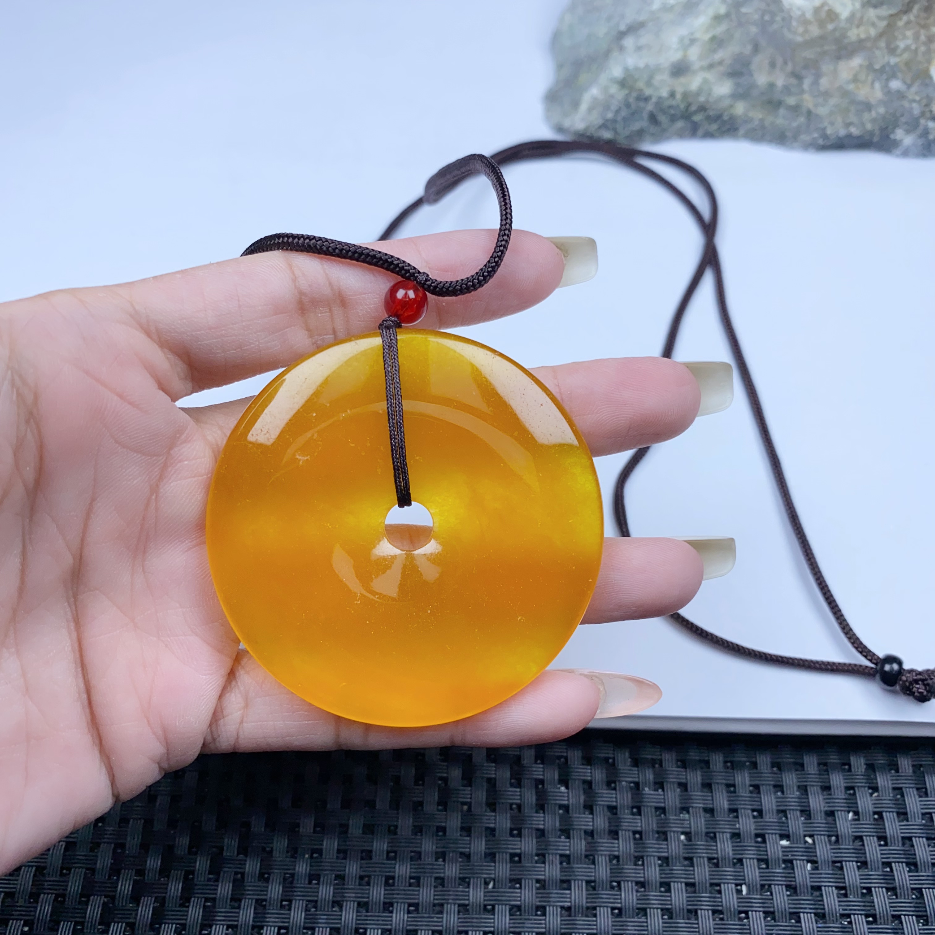 z897黄平安扣气质精美吊坠