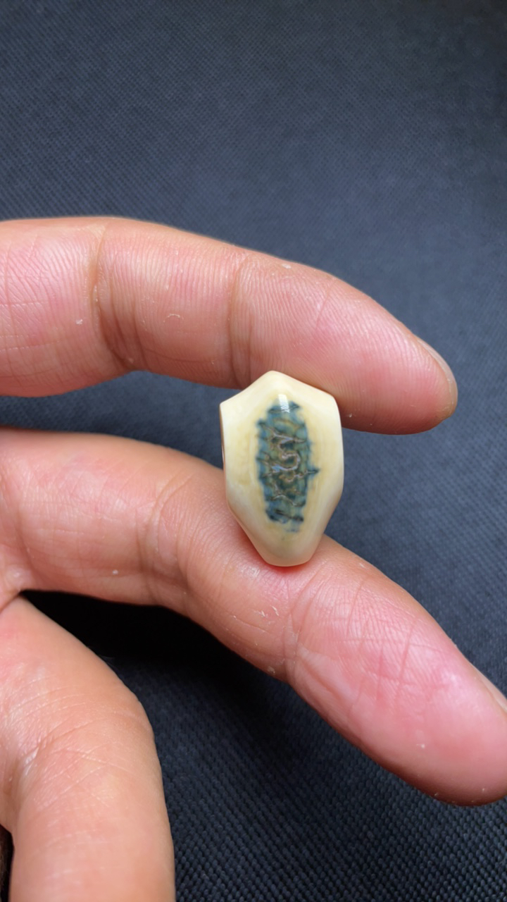 D1142天然猛犸牙蓝皮鲨鱼背配饰