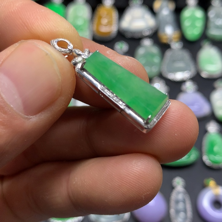 【闪购商品】翡翠颈饰18K金镶嵌吊坠