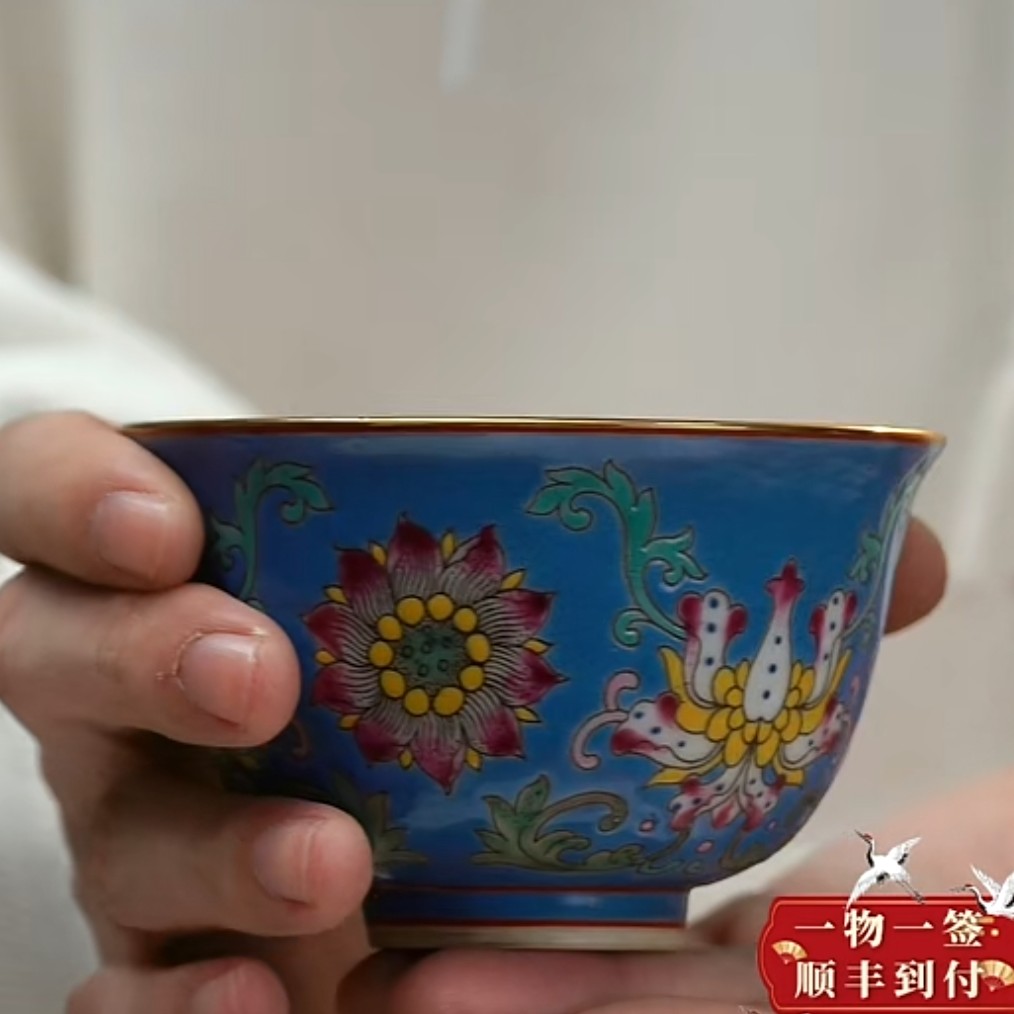 F蓝地粉彩缠枝西番莲纹杯 