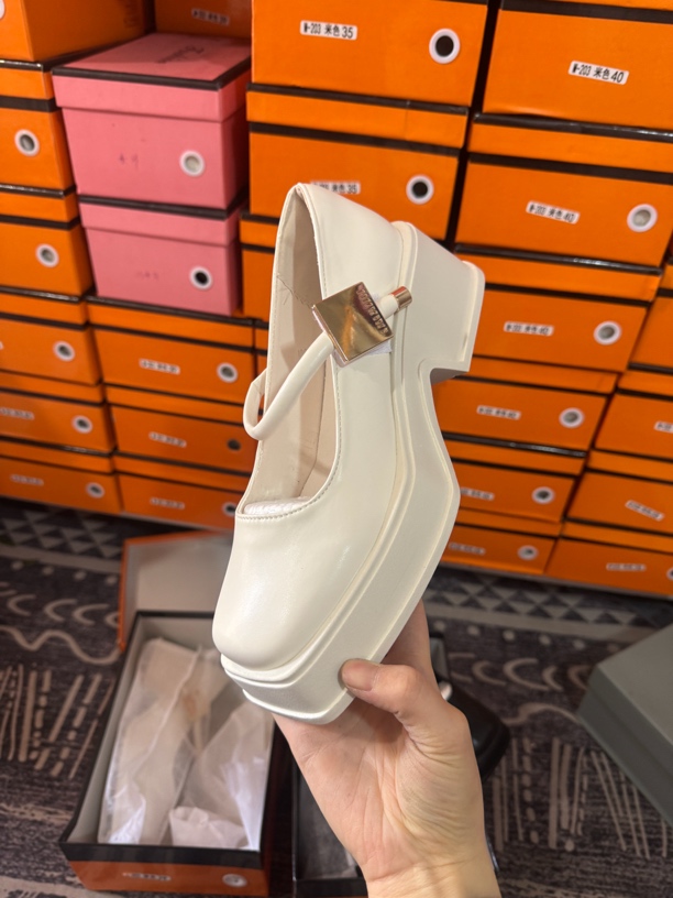 夏季魔术贴粗跟四季通用春季单鞋小众厚底米色，库存鞋，有瑕疵