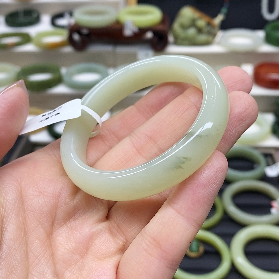 和田玉未镶嵌手镯