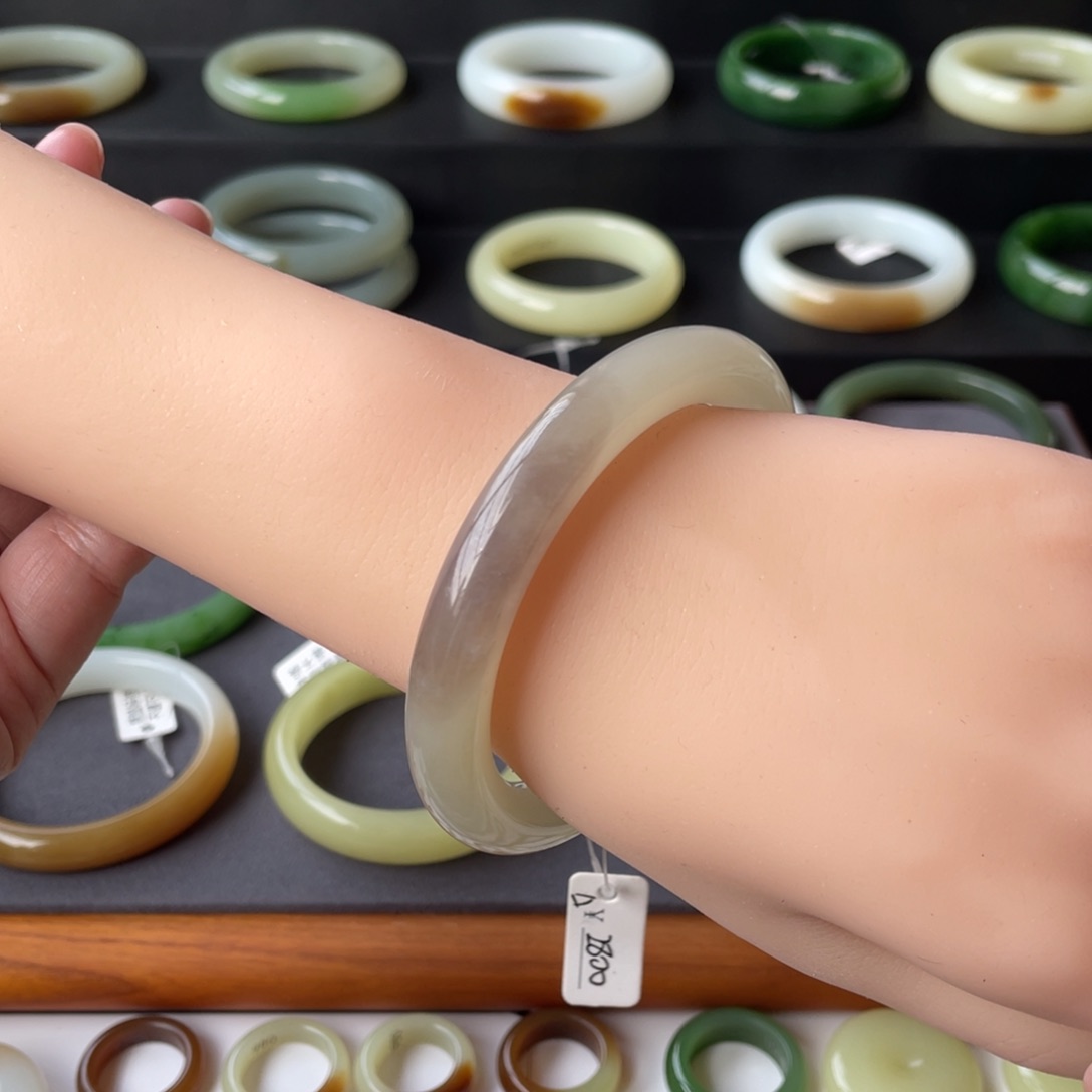 和田玉手镯未镶嵌