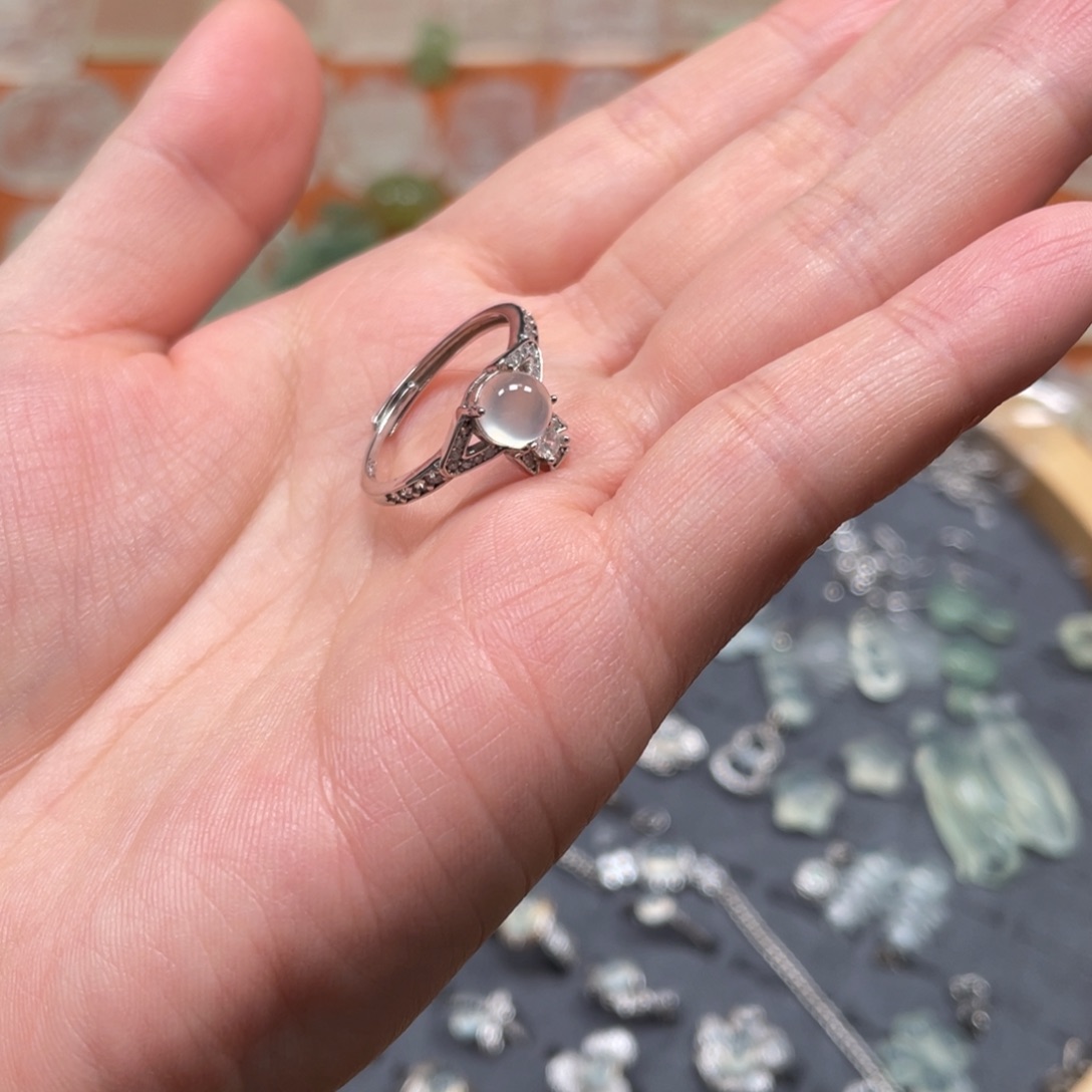 同***蛇纹石玉未镶嵌颈饰