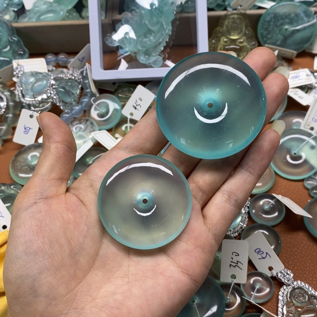 老***Q蛇纹石玉未镶嵌颈饰