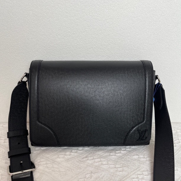 99新 LouisVuitton/路易威登 5845/7037时尚芯片款黑色全皮邮差包