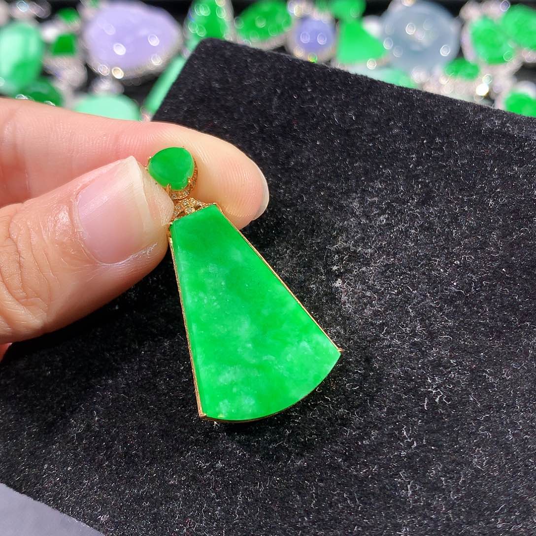翡翠18K金镶嵌颈饰