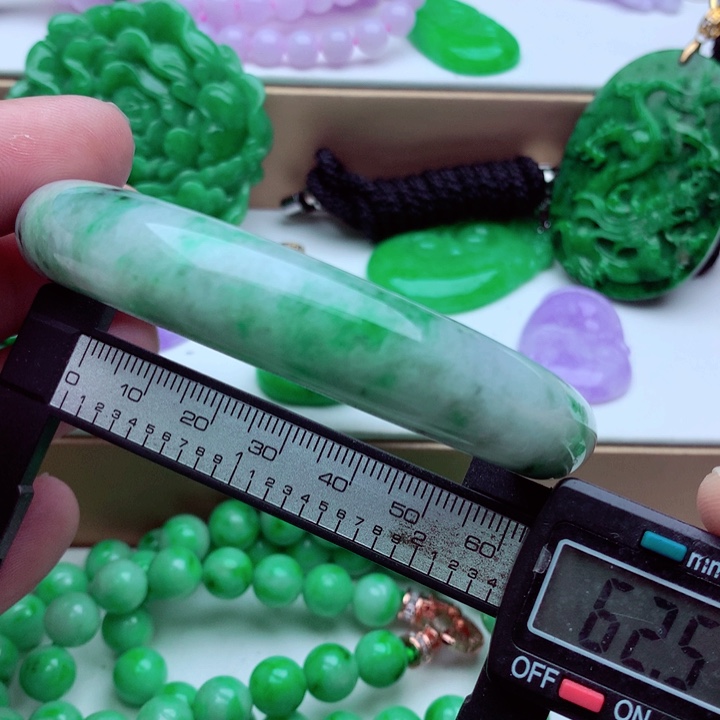 翡翠未镶嵌手镯……