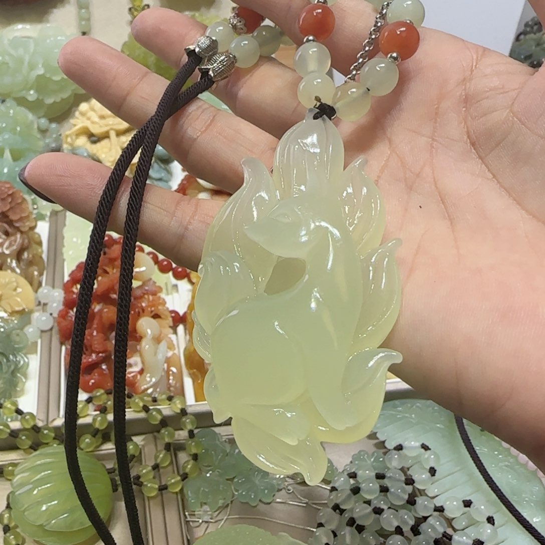 未镶嵌蛇纹石玉吊坠